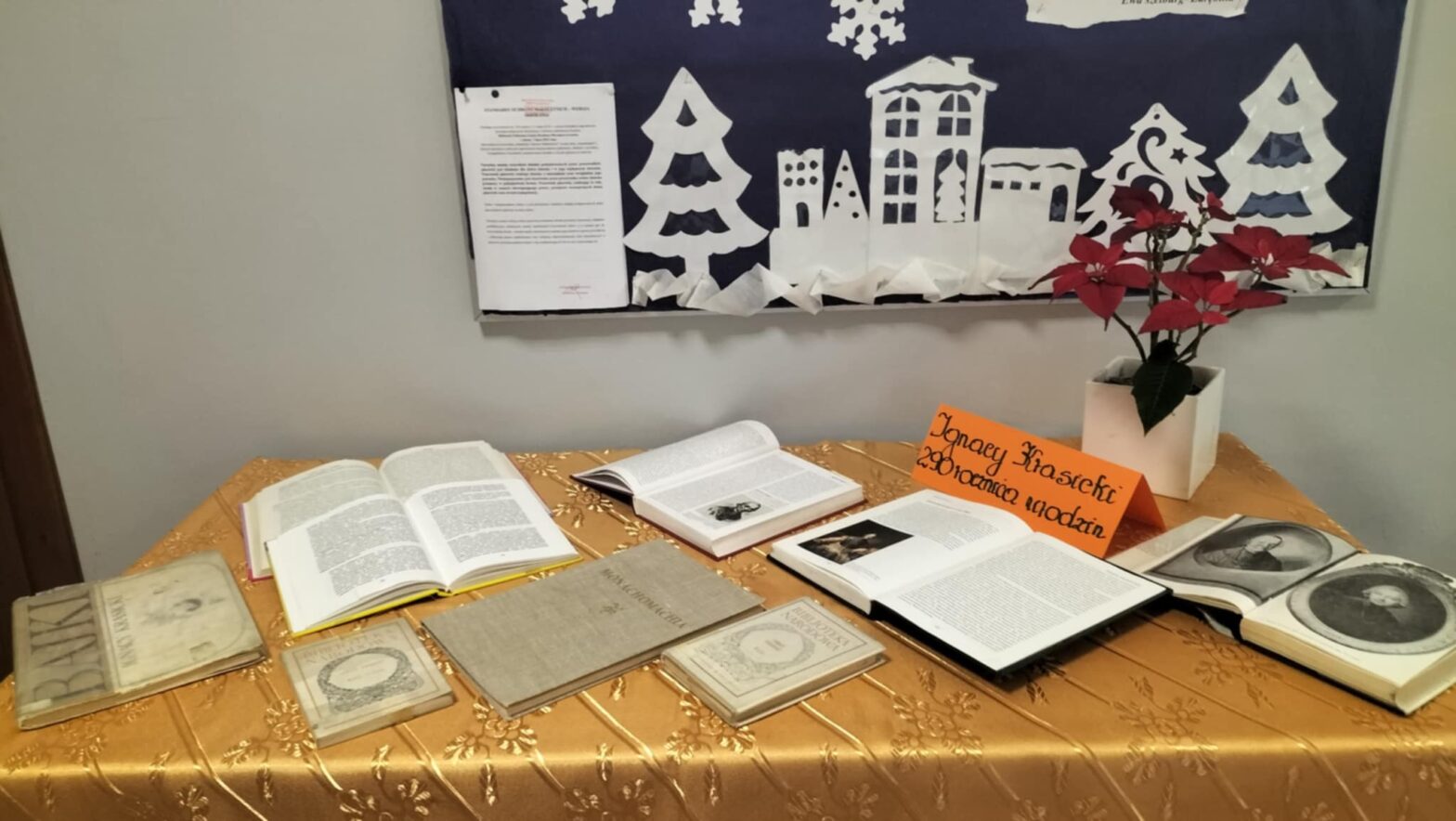 Zdjęcie przedstawia rozłożone książki na stole