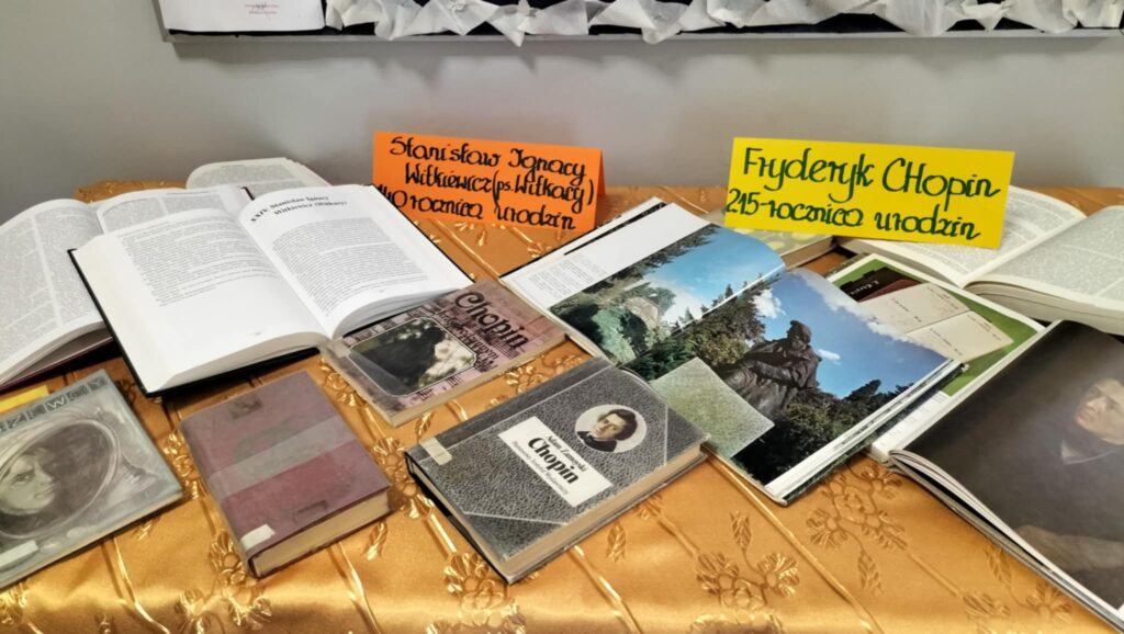 Zdjęcie przedstawia rozłożone książki na stole 